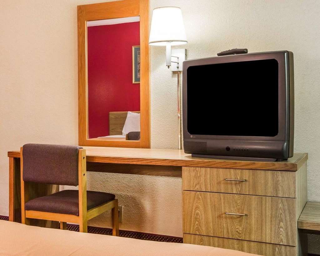 Econo Lodge Atlanta College Park - photo 14