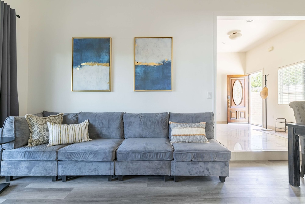 Elegant Retreat Modern Comforts Prime Location — hotel in Rosemead