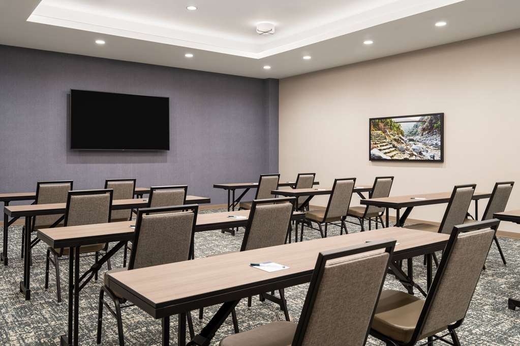 La Quinta Inn and Suites by Wyndham Lincoln - photo 38