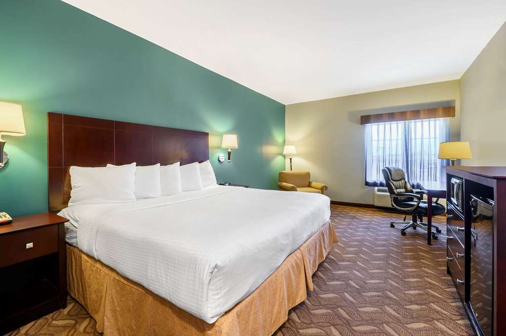 La Quinta Inn & Suites by Wyndham Longview North - photo 17