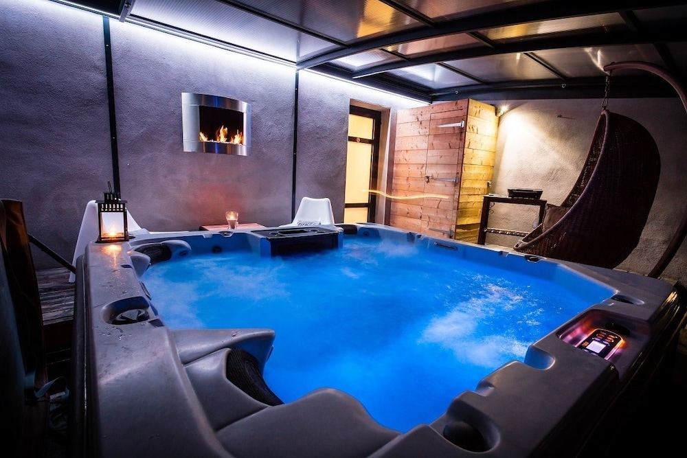 Suites d'hôtes Prestige Mas de l'étoile — 4-Star Luxury Hotel in Aigues-Mortes, France