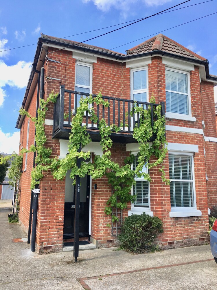 iRelocate Garden Flat by the Sea — 4-Star Luxury Hotel in Southampton, United Kingdom