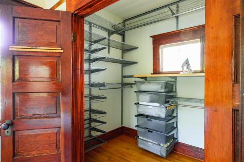 1907 Stone House King Bed Office Crib Toys — 4-Star Luxury Hotel in San Diego, United States