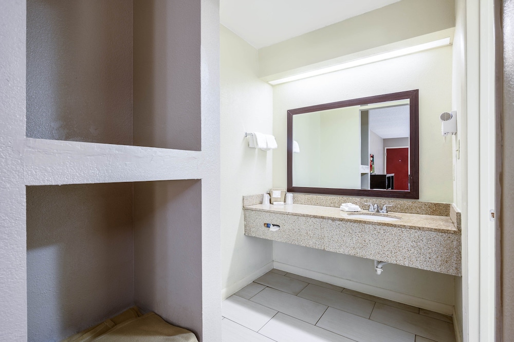 Red Roof Inn Sylacauga - photo 22