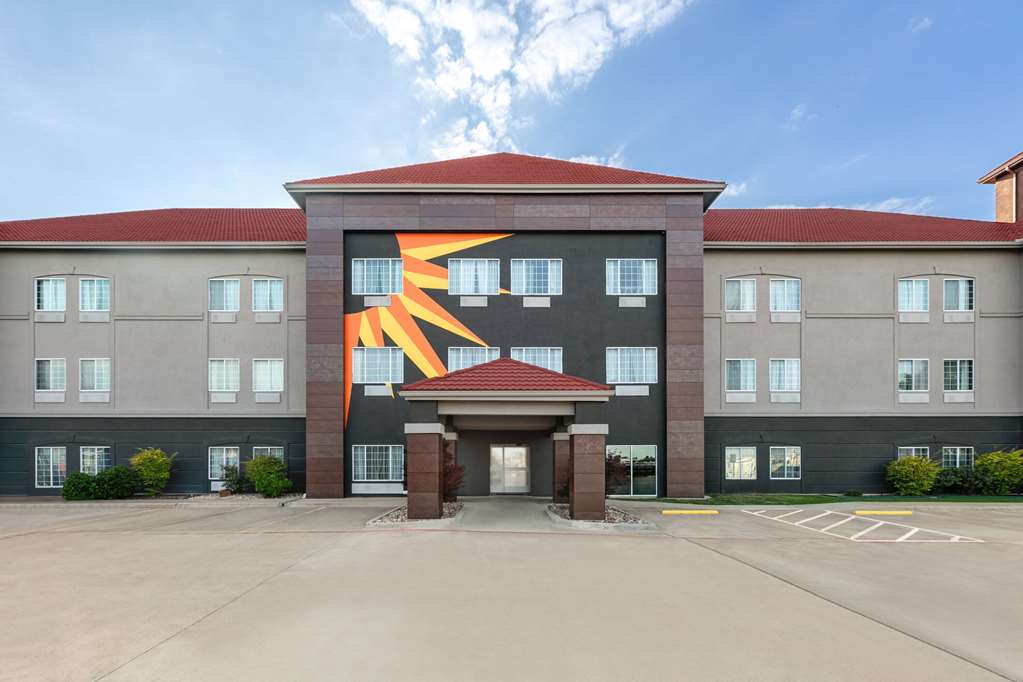 La Quinta Inn & Suites by Wyndham Belton Temple South - photo 10