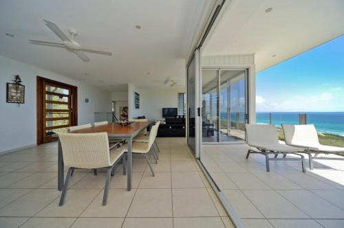 Oceanside 4 Bedrooms - carbon neutral hotel in Unknown City