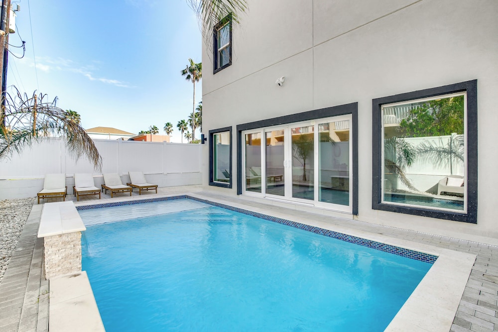 1 Block to Beach: South Padre Island Paradise in South Padre Island, United States