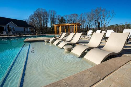 Serene New Apt Pool Long Stays — 4-Star Luxury Hotel in Athens, United States