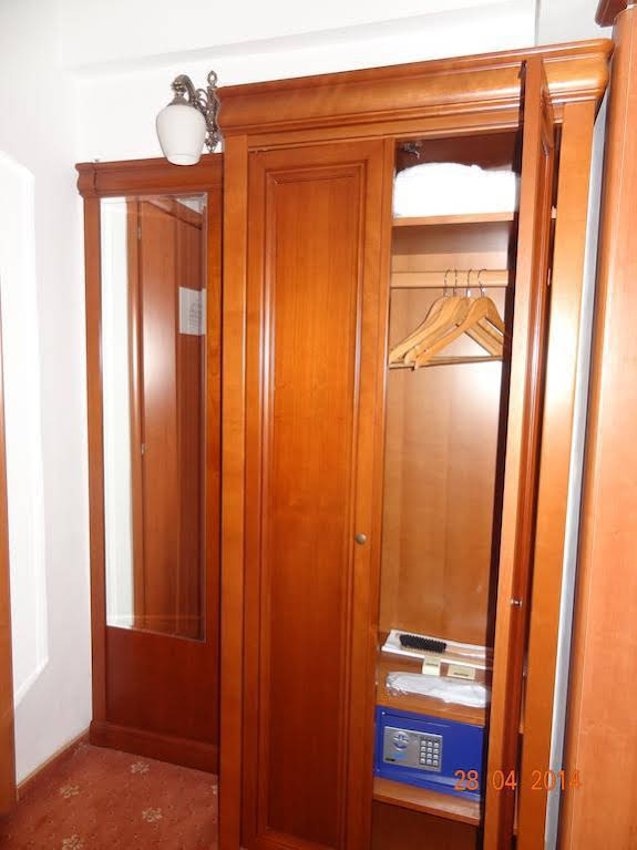 Hotel Emma West in Craiova, Romania