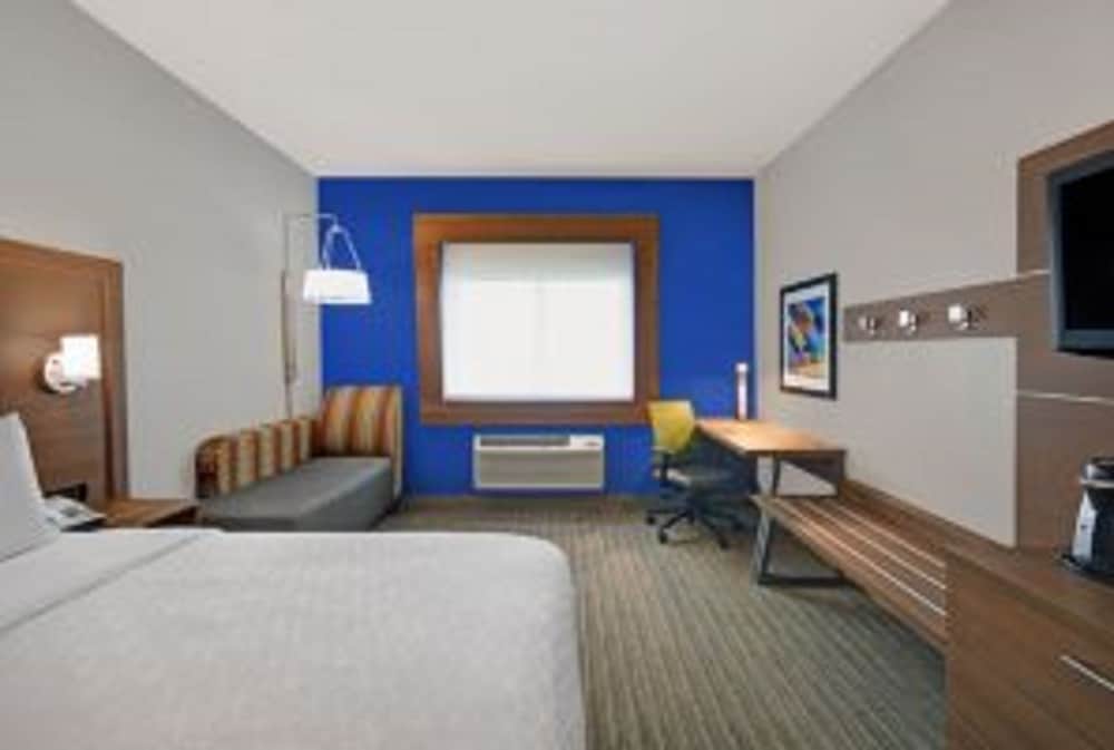 Holiday Inn Express & Suites Detroit Dearborn by IHG - photo 11