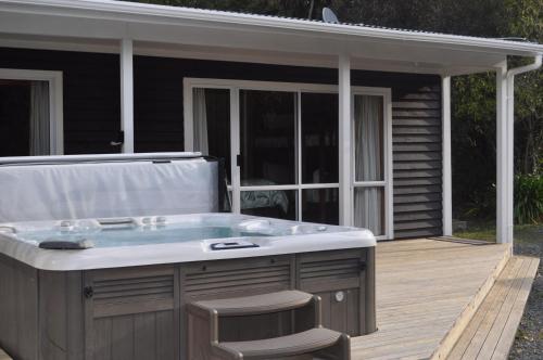 Lakeside Cottage with Jetty at Lake Tarawera — 4-Star Luxury Hotel in Rotorua, New Zealand