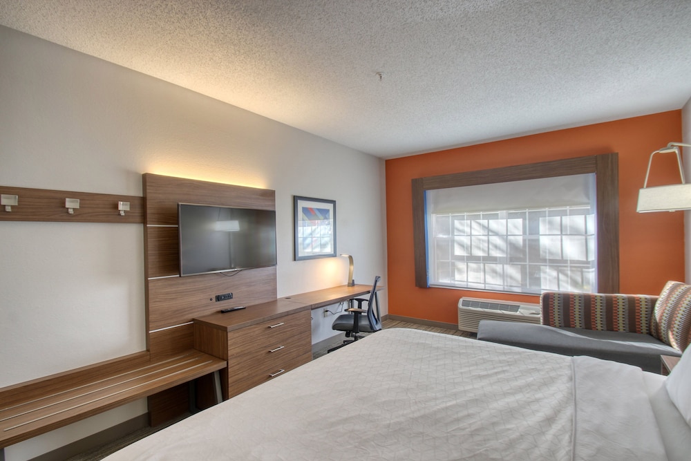 Holiday Inn Express Hotel & Suites Oshkosh by IHG - photo 39