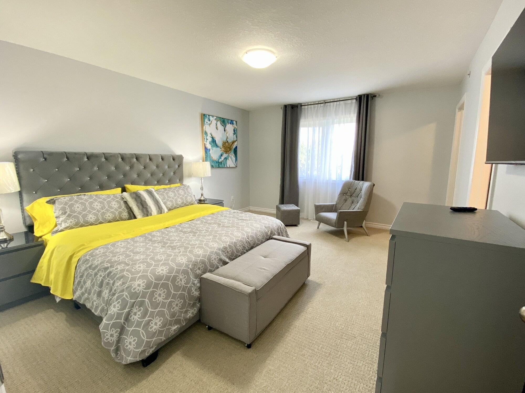 Stylish 3 Bdrm house king bed Netflix parking — 4-Star Luxury Hotel in Kitchener, Canada