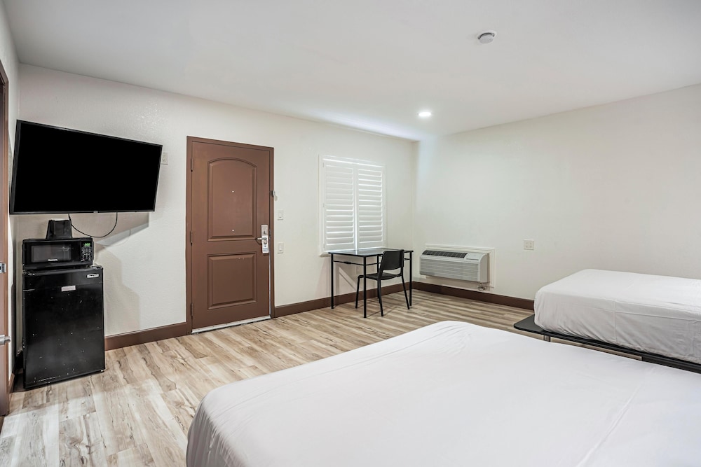 The Greens Hotel Stockton Blvd - photo 18