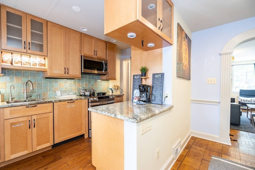 Spacious 4BR CozySuites in Old Town Alexandria - photo 12