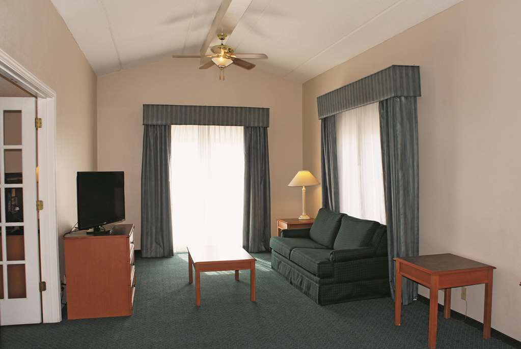 La Quinta Inn by Wyndham Clute Lake Jackson - photo 17