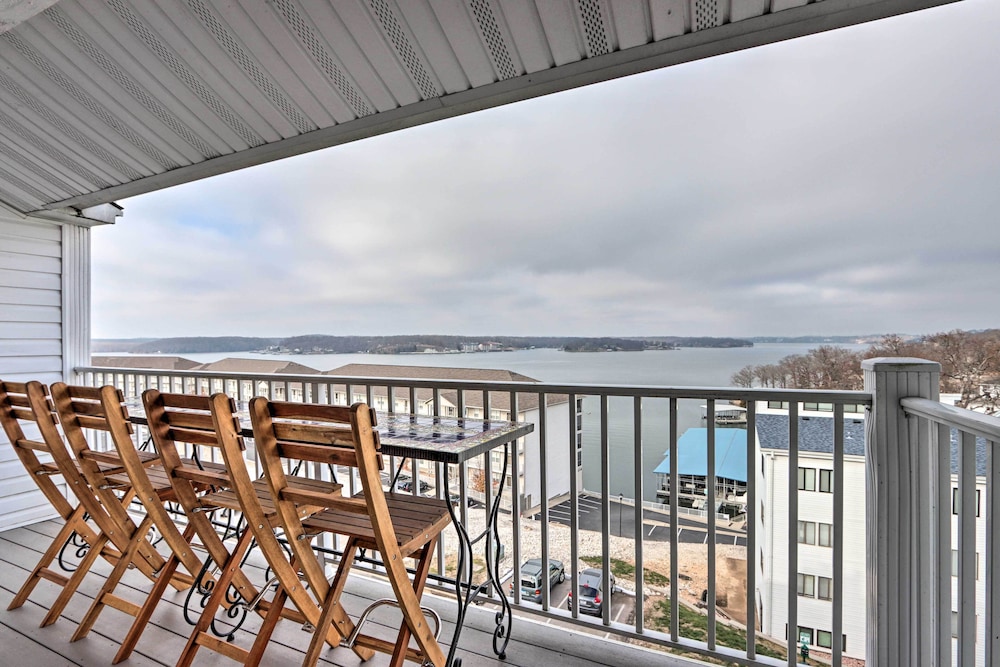 1 Mi to Shops and Dining Idyllic Lakeside Getaway — 4-Star Luxury Hotel in Osage Beach, United States