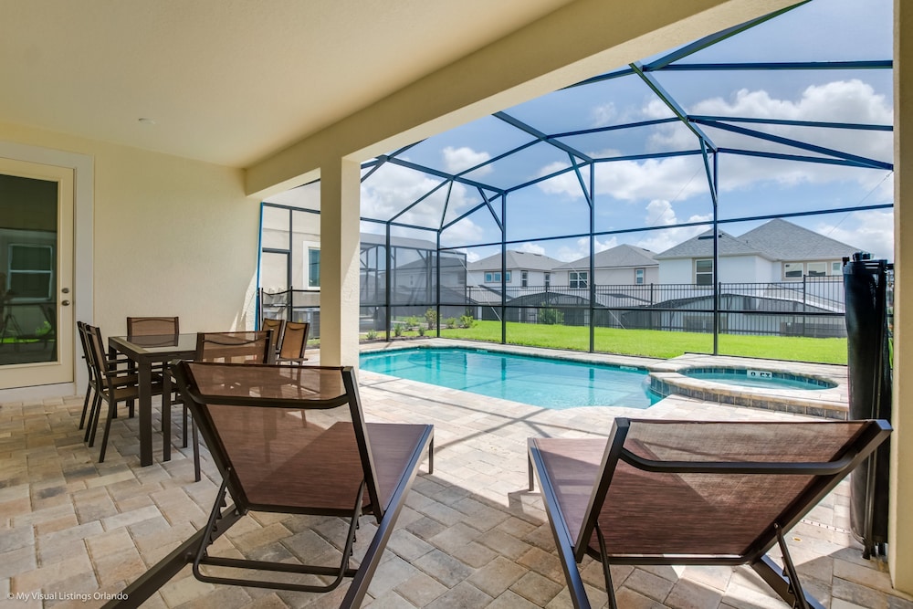 Beautiful 4 Bed With Pool & Spa - photo 23