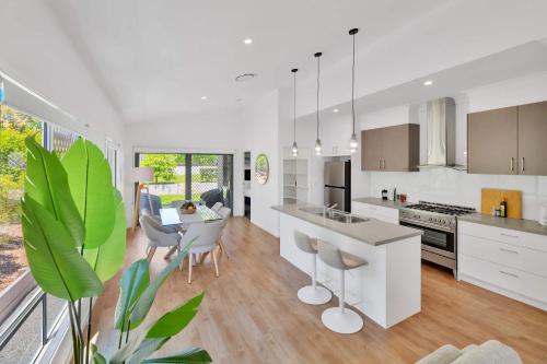 Chic Family Friendly 4br Retreat Near Redcliffe — Scarborough