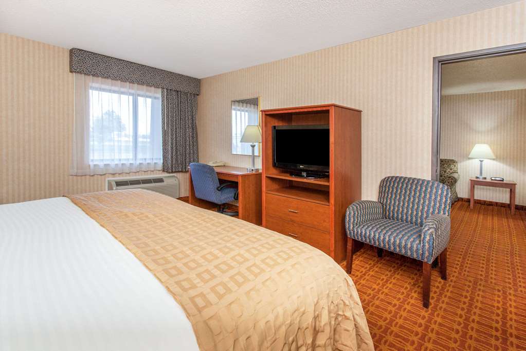 Baymont by Wyndham Detroit Roseville - photo 6