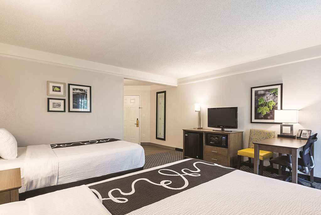 La Quinta Inn & Suites by Wyndham Dallas Plano West - photo 21