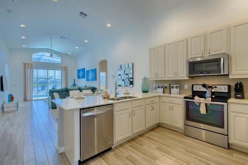 #372 Welcome to Lightwater Villa your Modern Disney Vacation home South Facing Pool & Spa Overlooking Lake — 4-Star Luxury Hotel in Kissimmee, United States