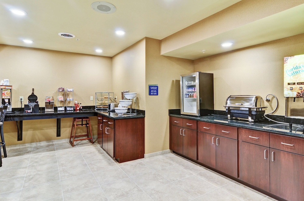 Cobblestone Inn & Suites Ambridge - photo 43