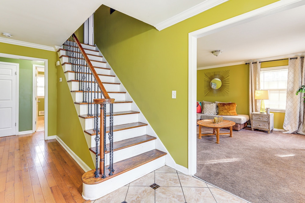 Entertainment ready Yard: Spacious Riverdale Home — Riverdale — photo 3