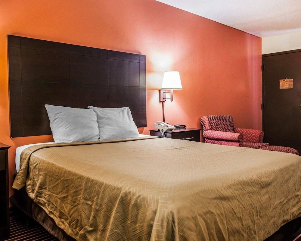 Econo Lodge Urbandale - photo 12