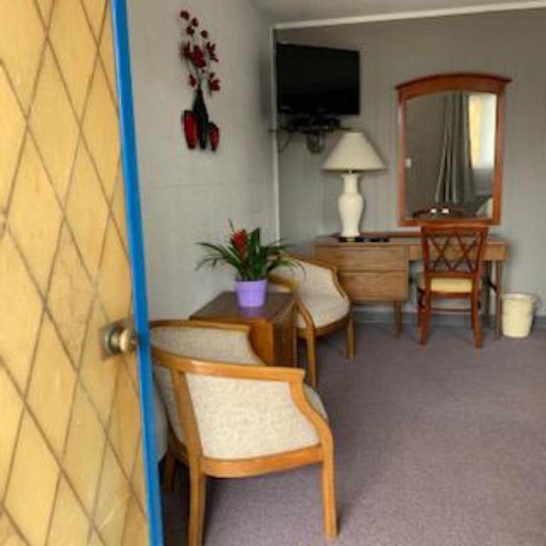 White Oak Motel & Cottages - photo 30