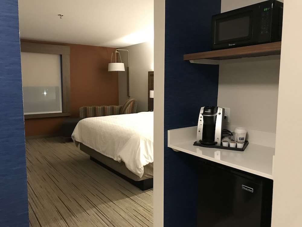 Holiday Inn Express & Suites Phoenix Airport North by IHG - photo 5