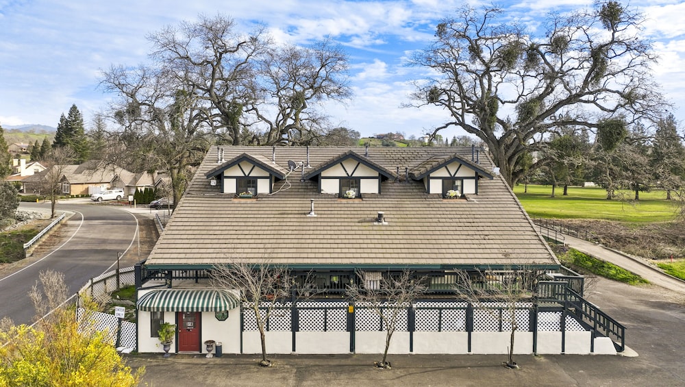 The 10th Green Inn - photo 21