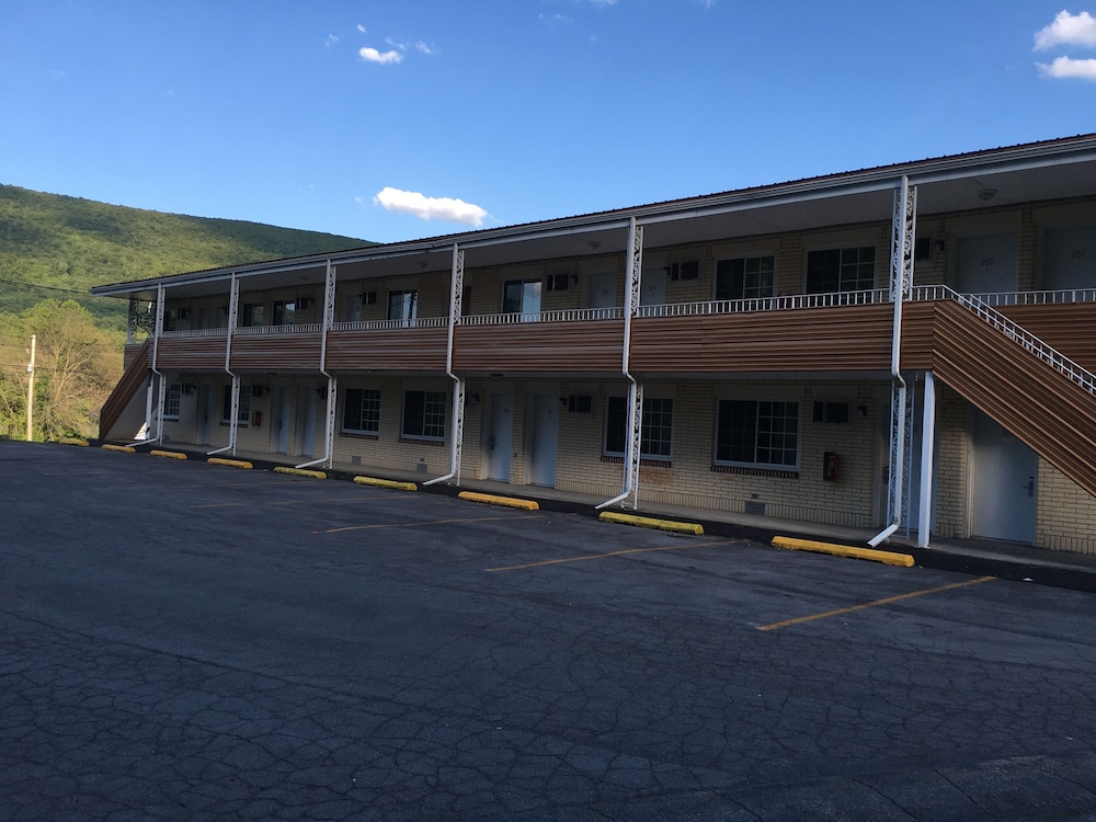 Relax Inn Altoona - photo 95