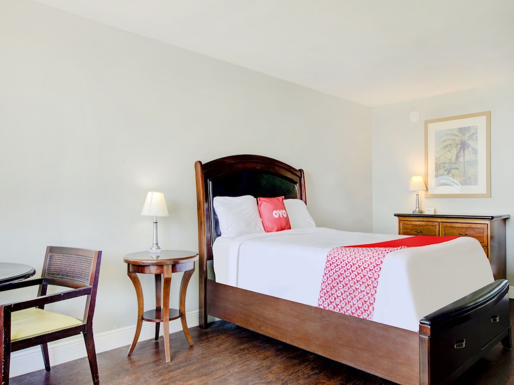 OYO Hotel Dundee By Crystal Lake - photo 11