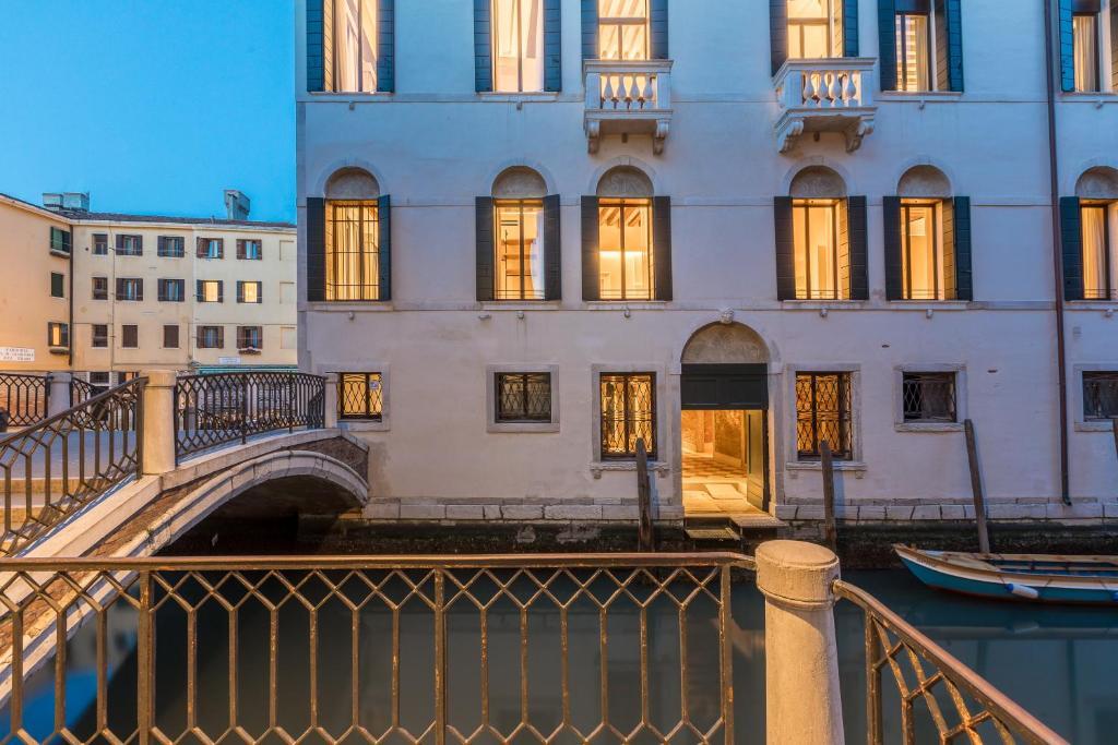 Palazzo Morosini Degli Spezieri Lifestyle Apartments — 4-Star Luxury Hotel in Venice, Italy