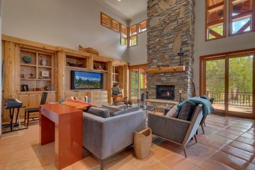 Tranquil Retreat by Tahoe Getaways 3BR Pet Friendly Home w Private Hot Tub Views & HOA Amenities — 4-Star Luxury Hotel in Truckee, United States