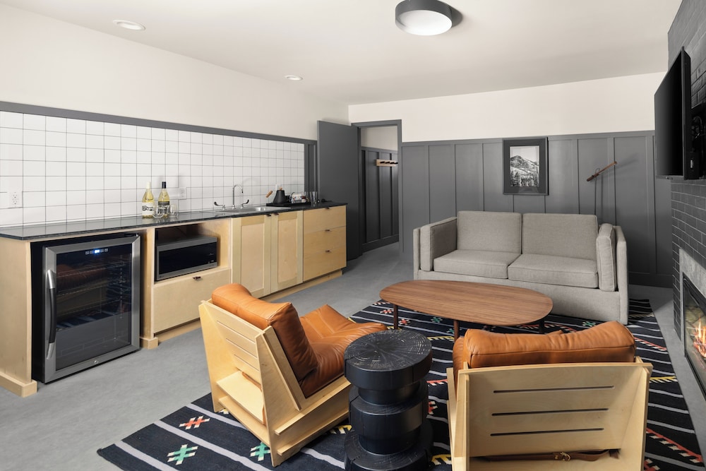 The Coachman Hotel - photo 42