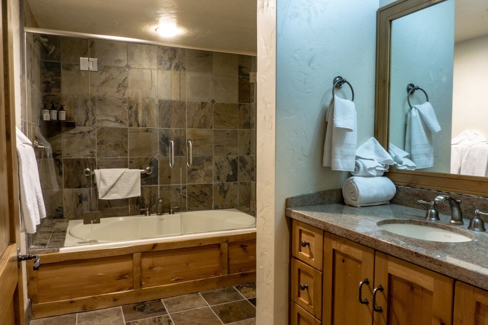 Grand Summit Hotel 702 Penthouse Ski In Ski Out Corner Unit - photo 14