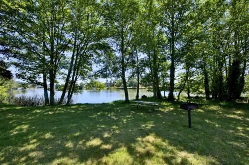 Totally Beachin Getaway by AvantStay Waterfront - photo 42
