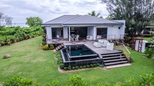 Villa Ho'a bord de mer avec piscine — 4-Star Luxury Hotel in Papetoai, French Polynesia