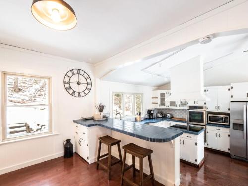 Berkshire Vacation Rentals: Chic Pittsfield Home With A View — 4-Star Luxury Hotel in Pittsfield, United States