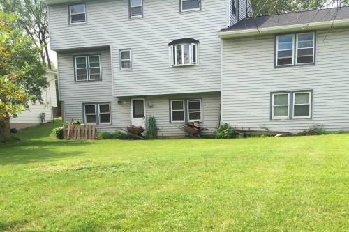 Family Friendly Home Close To Syr Univ Dwntwn & The Dome Location Location Location — 4-Star Luxury Hotel in Syracuse, United States