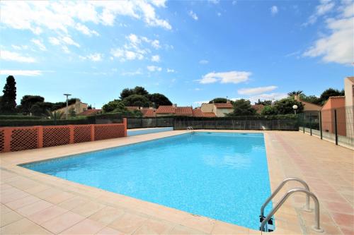 CORAUX Maisonnette 4 pers avec piscine et parking in Canet-En-Roussillon, France