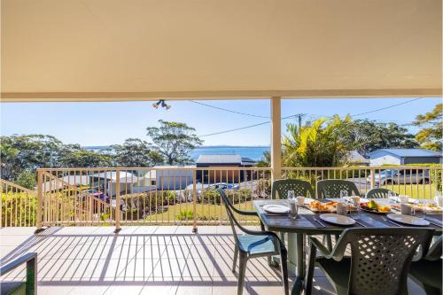 33 Gloucester St Beautifully furnished house with stunning views and a pool — 4-Star Luxury Hotel in Tea Gardens, Australia