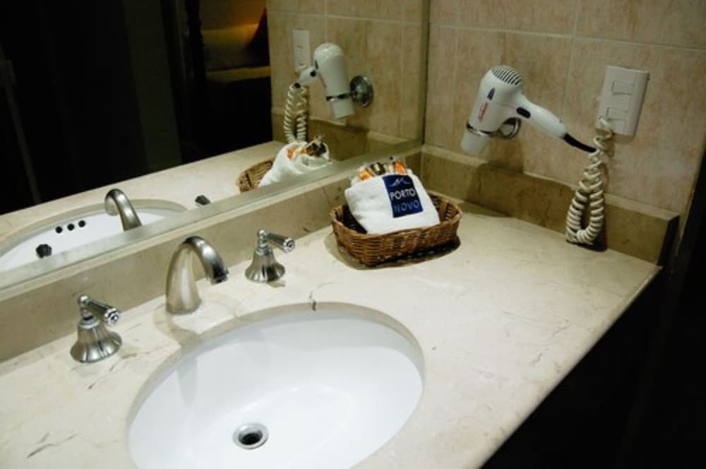 Bathroom sink