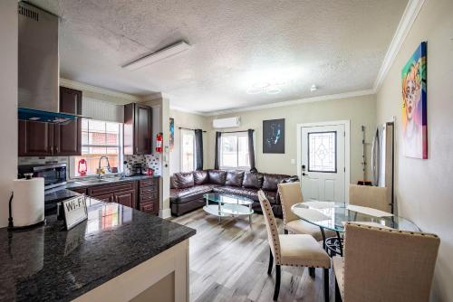 4Br Home Sleeps 13 Downtown Pet Friendly Evcharger — 4-Star Luxury Hotel in Houston, United States