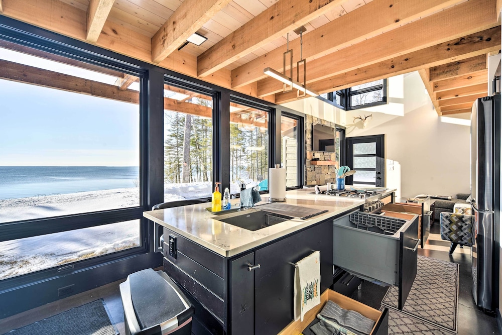 Waterfront Lake Superior Cabin Fire Pit and More — 4-Star Luxury Hotel in Two Harbors, United States