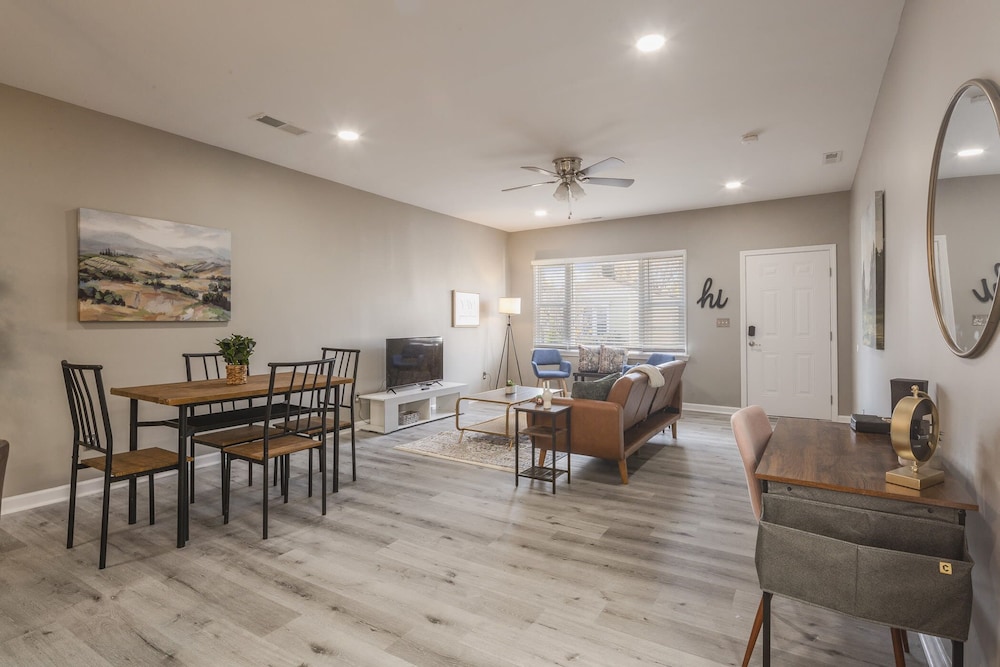 Newly renovated 4BR CozySuites - photo 28