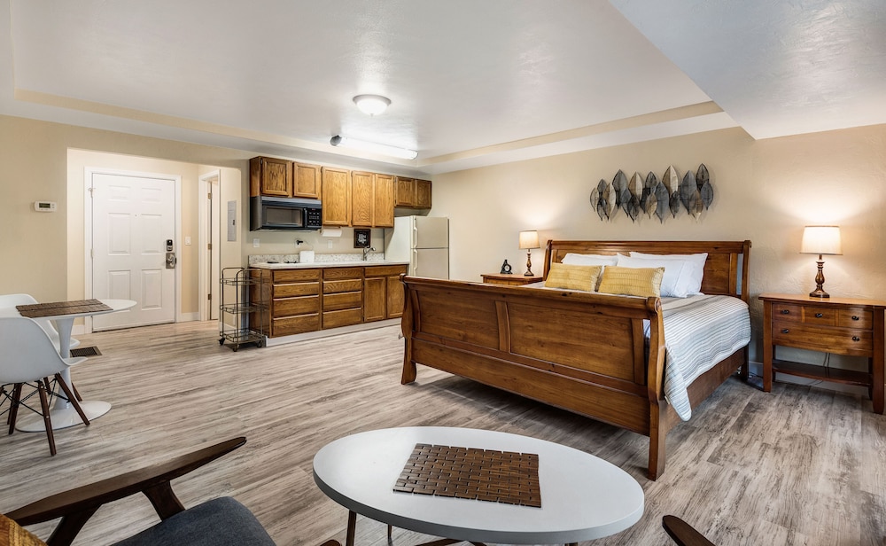 Bend Riverside Inn & Suites - photo 197