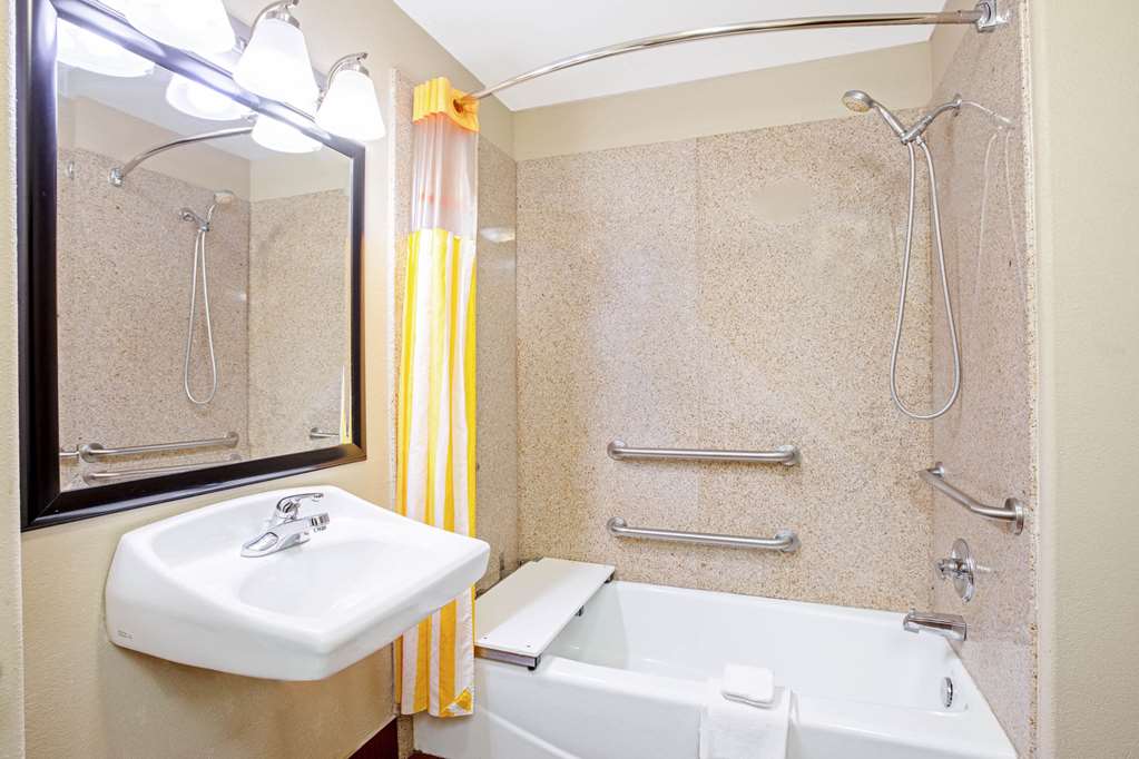 La Quinta Inn & Suites by Wyndham Corpus Christi Airport - photo 7